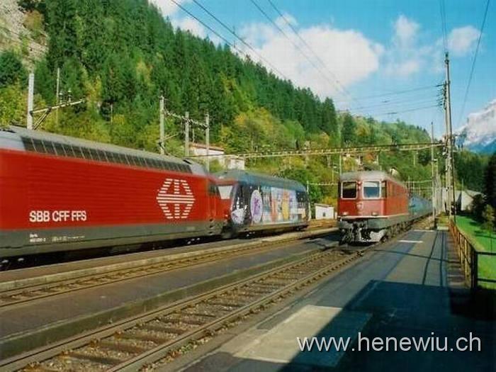 Gotthard 2.jpg - Messzug wartet in der Staton Gurtnellen. Auf Gleis 1 Durchfahrt eines Regio.